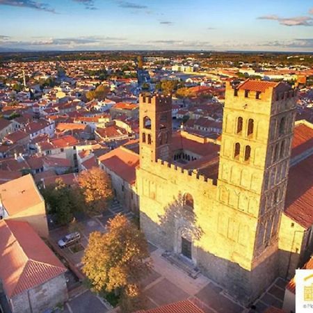 Maison Au Pied De La Cathedrale Elne Exteriör bild